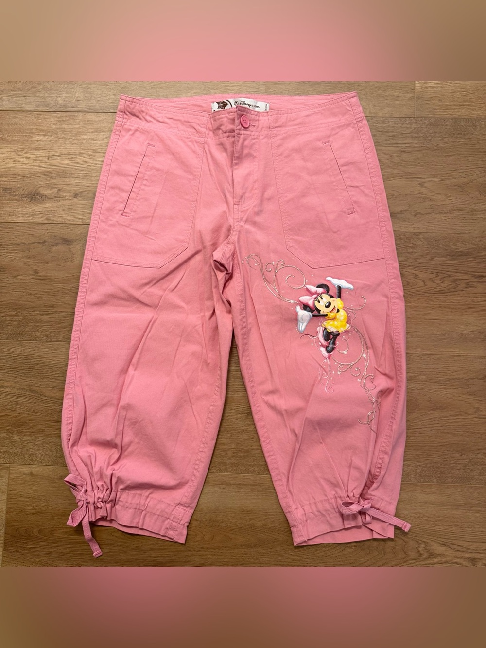 NWOT Disneystore Women’s Pink Capri Cargo Minnie Mouse Graphic Pants, Size 4